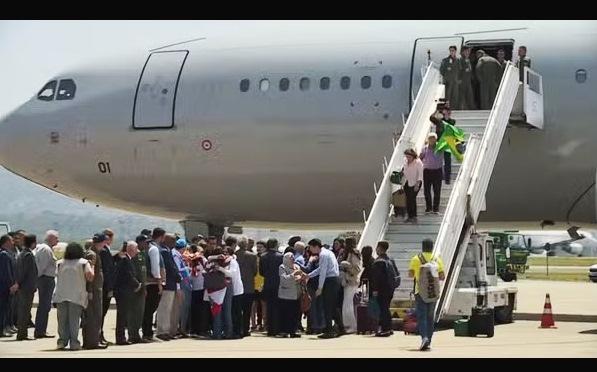 QUINTO VOO COM BRASILEIROS REPATRIADOS DO LÍBANO POUSA EM GUARULHOS