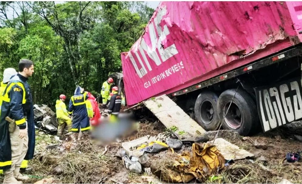SETE ATLETAS DE REMO MORREM EM ACIDENTE COM VAN NO PARANÁ