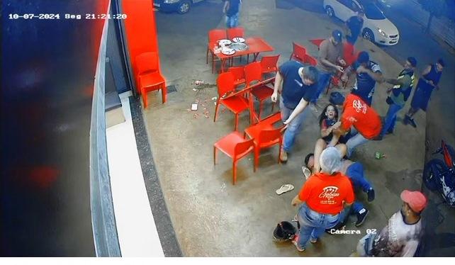 VÍDEO: CASAL AGRIDE MOTOBOY COVARDEMENTE EM PATOS DE MINAS
