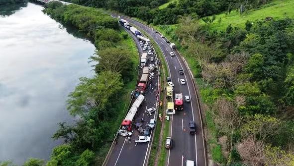 ACIDENTE ENVOLVENDO 10 VEÍCULOS MATA INSTRUTOR DE AUTOESCOLA NA BR-050