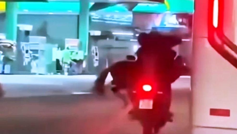 CÂMERA DE SEGURANÇA FLAGRA CAVALO SENDO TRANSPORTADO EM GARUPA DE MOTO