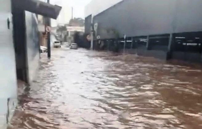 CHUVA FORTE CAUSA PONTOS DE ALAGAMENTOS EM PATOS DE MINAS