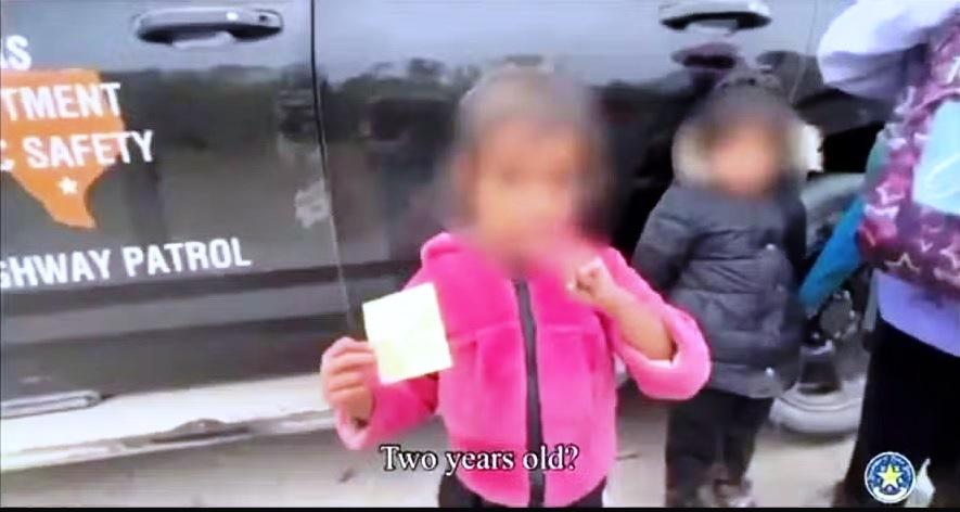 MENINA DE 2 ANOS É ENCONTRADA SOZINHA NA FRONTEIRA DOS EUA COM O MÉXICO