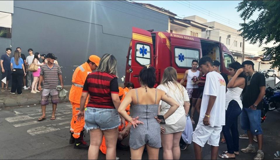 MOTORISTA BATE EM MOTO, NÃO SOCORRE A VÍTIMA, FOGE E DEIXA CARRO NO LOCAL DO ACIDENTE