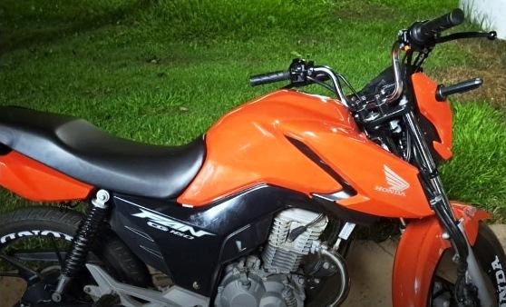 POLÍCIA MILITAR RETIRA MOTO IRREGULAR DE CIRCULAÇÃO EM VAZANTE
