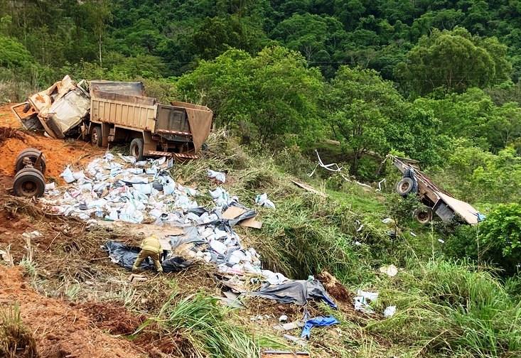 UM MOTORISTA MORRE E OUTRO FICA FERIDO EM ACIDENTE ENVOLVENDO CAMINHÕES MGC-354