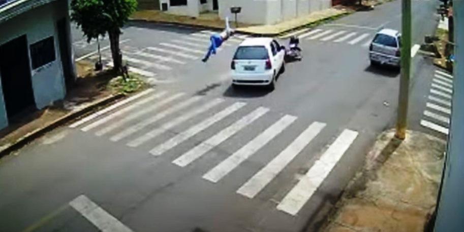 VÍDEO MOSTRA COLISÃO FRONTAL GRAVE DE MOTOCICLISTA COM CARRO EM PATOS DE MINAS