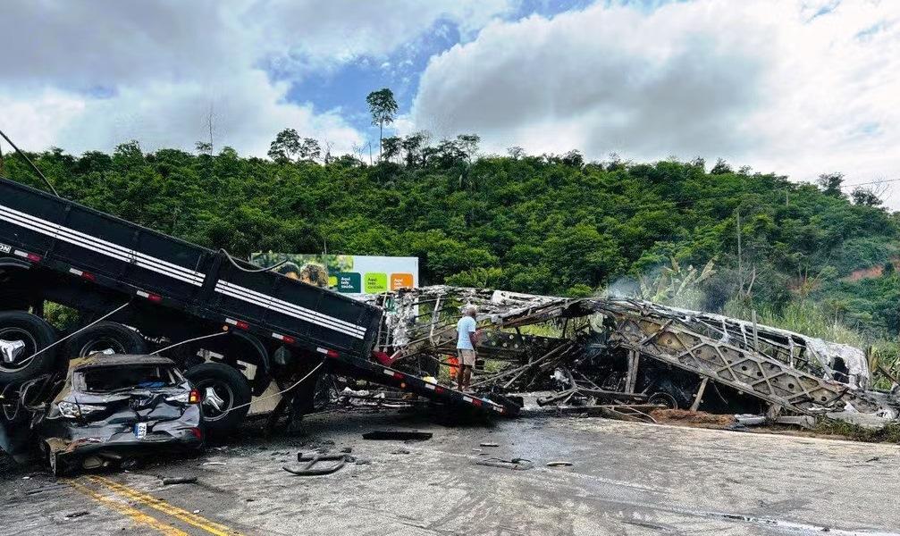 ACIDENTE COM ÔNIBUS DEIXA 21 MORTOS NO INTERIOR DE MINAS GERAIS