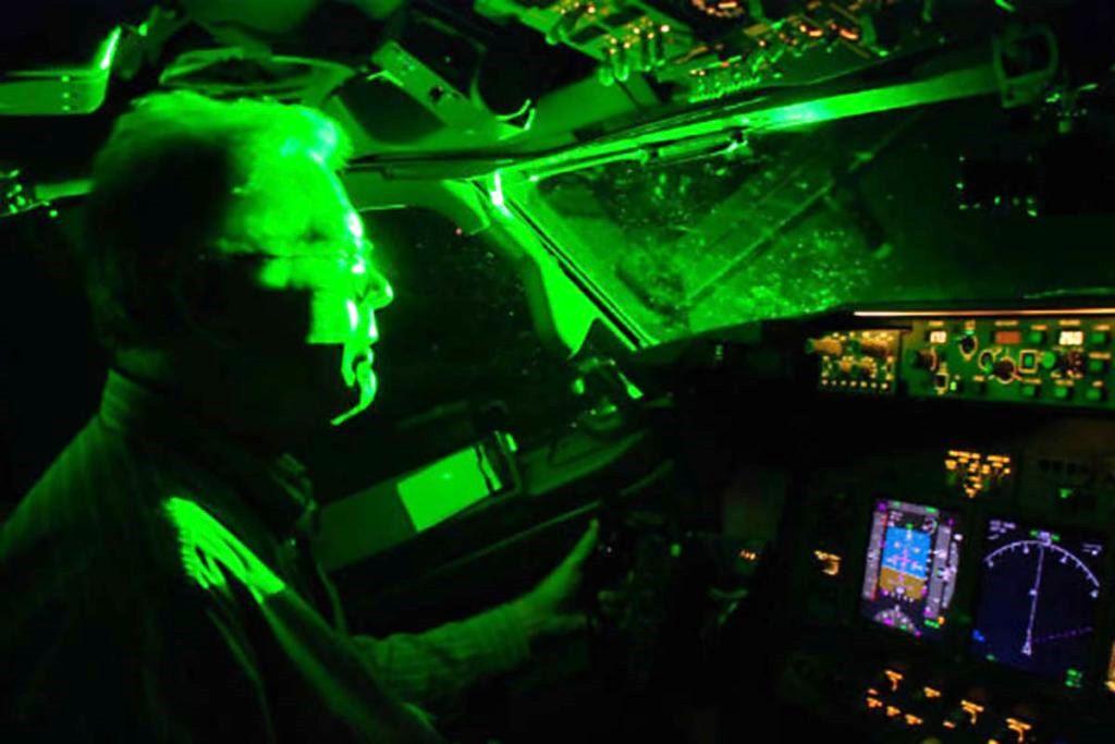 BRASILEIRO É PRESO EM MIAMI APÓS APONTAR LASER VERDE PARA AVIÕES