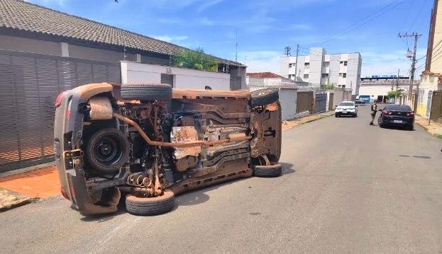 BRIGA DE TRÂNSITO TERMINA EM CAPOTAMENTO E AGRESSÕES EM PATOS DE MINAS