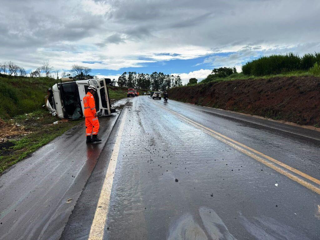 CARRETA CARREGADA DE LATAS DE CERVEJA TOMBA NA BR-365
