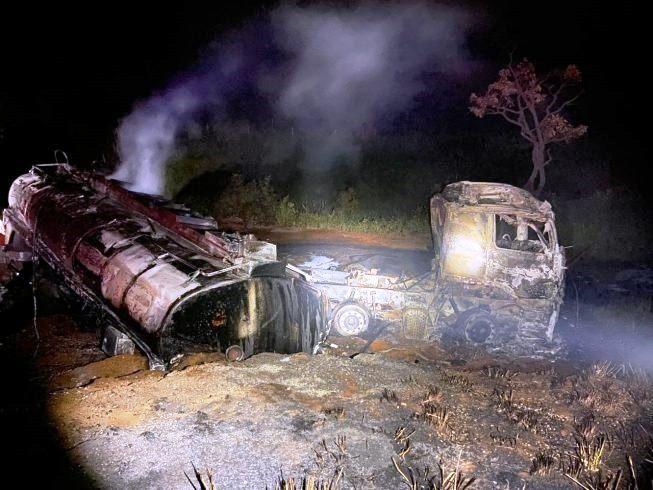 CARRETA TRANSPORTANDO GASOLINA PEGA FOGO E MOTORISTA MORRE CARBONIZADO
