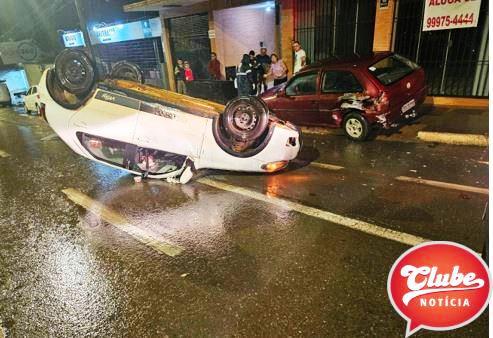 MOTORISTA COM SINTOMA DE EMBRIAGUEZ É PRESA APÓS CAPOTAR CARRO EM PATOS DE MINAS