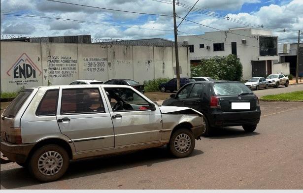 MOTORISTA DE CARRO COM REGISTRO DE FURTO SE ENVOLVE EM ACIDENTE NO CENTRO DE VAZANTE