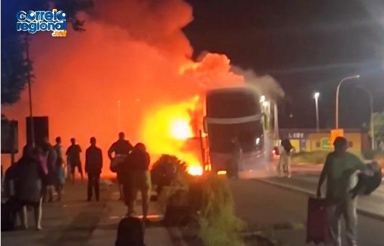 ÔNIBUS COM PASSAGEIROS DE VAZANTE PEGA FOGO EM GOIÁS