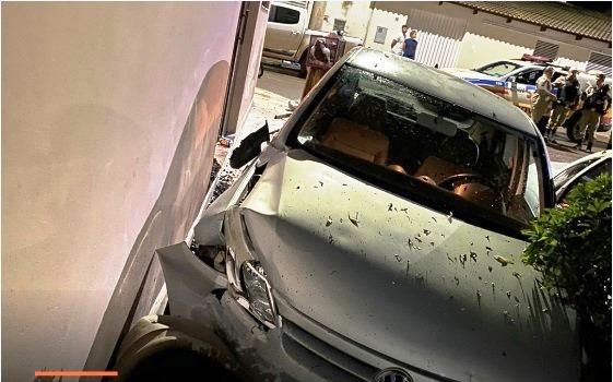 POLICIAL FEMININA PERSEGUE E PRENDE HOMEM QUE FURTOU CARRO EM VAZANTE