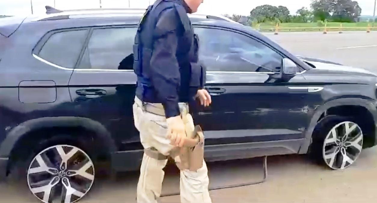 PRF PRENDE MOTORISTA ‘ALUCINADO’ CONDUZINDO CARRO SEM OS QUATRO PNEUS