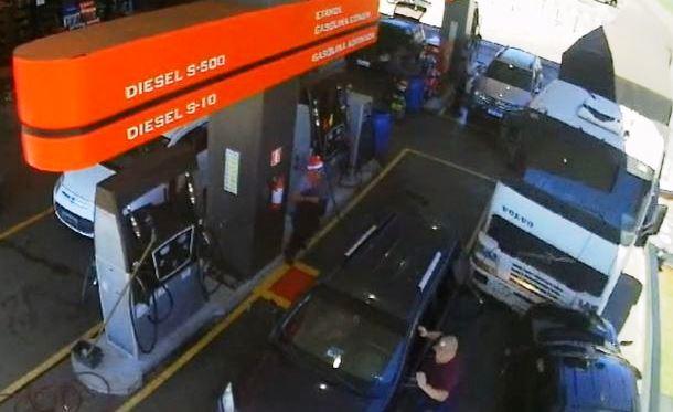 VÍDEO: CARRETA SEM MOTORISTA INVADE POSTO DE COMBUSTÍVEL NO PARANÁ