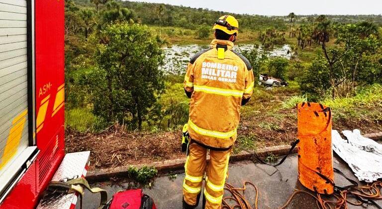 ACIDENTE DEIXA CINCO PESSOAS FERIDAS NA BR-365 APÓS CARRO CAIR EM RIBANCEIRA