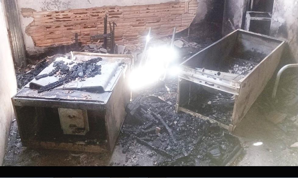 HOMEM INCENDEIA CASA DA NAMORADA EM LAGOA GRANDE