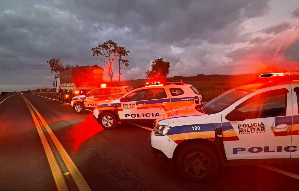 POLÍCIA MILITAR RECUPERA CARRETA E 15 TONELADAS DE CAFÉ ROUBADAS EM PATROCÍNIO