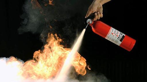 POLICIAIS DEBELAM INCÊNDIO EM ESTABELECIMENTO COMERCIAL EM VAZANTE