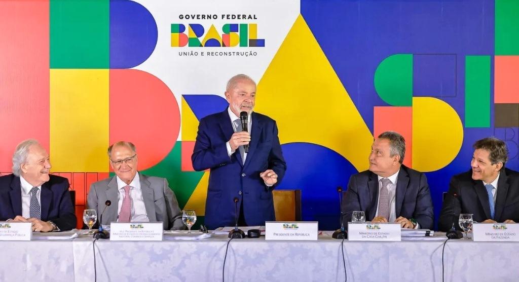 PRESIDENTE LULA COGITA HIPÓTESE DE NÃO DISPUTAR A REELEIÇÃO EM 2026
