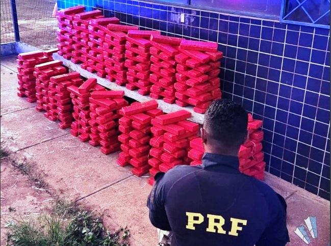 PRF APREENDE CARRO COM MAIS DE 300 QUILOS DE MACONHA NA BR-365