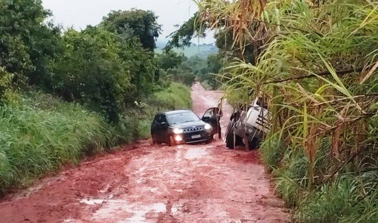 USUÁRIOS FAZEM ABAIXO-ASSINADO REIVINDICANDO O ASFALTAMENTO DA ESTRADA LAGAMAR/PILAR