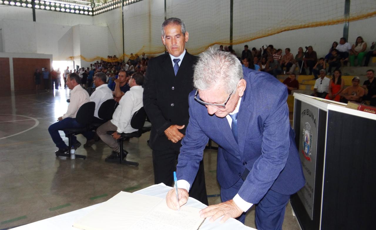 ZICO ASSUME A PREFEITURA DE LAGAMAR COM PRIORIDADE PARA A SAÚDE E ESTRADAS RURAIS