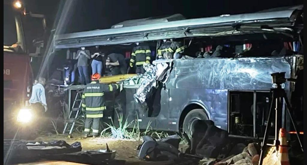 ACIDENTE ENTRE CAMINHÃO E ÔNIBUS DEIXA 12 UNIVERSITÁRIOS MORTOS NO INTERIOR DE SÃO PAULO