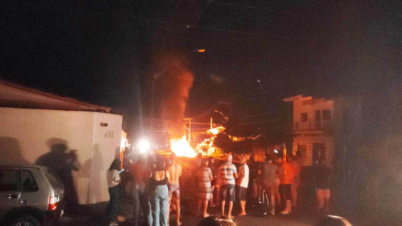 CARRO BATE EM POSTE, INCENDEIA E DEIXA BAIRROS SEM ENERGIA EM VAZANTE
