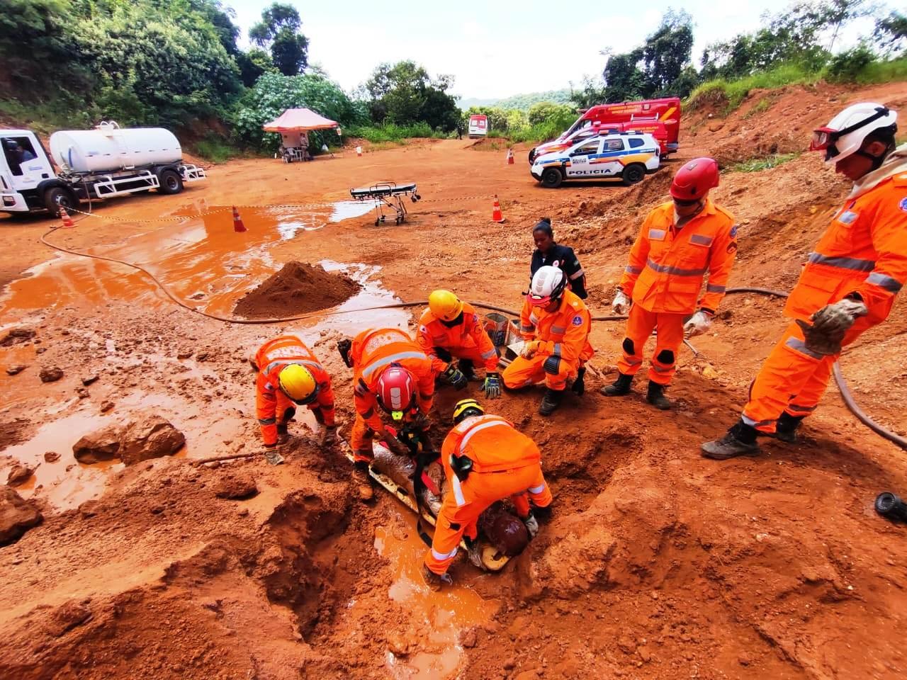 CORPO DE BOMBEIROS REALIZA SIMULADO DE DESLIZAMENTO DE TERRA EM VAZANTE