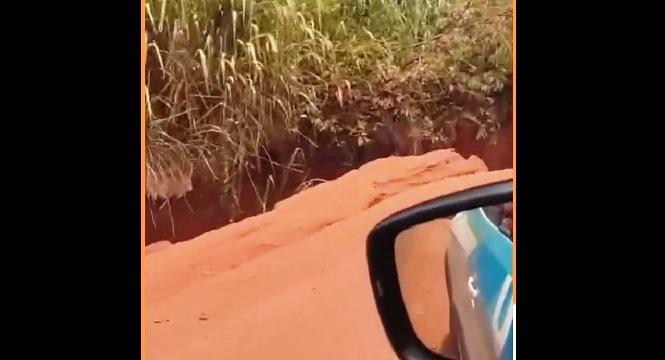 EROSÃO AVANÇA NA PISTA DA RODOVIA LMG-706 EM VAZANTE