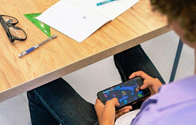 GOVERNO DE MINAS DEFINE REGRAS PARA USO DE CELULARES NAS ESCOLAS ESTADUAIS