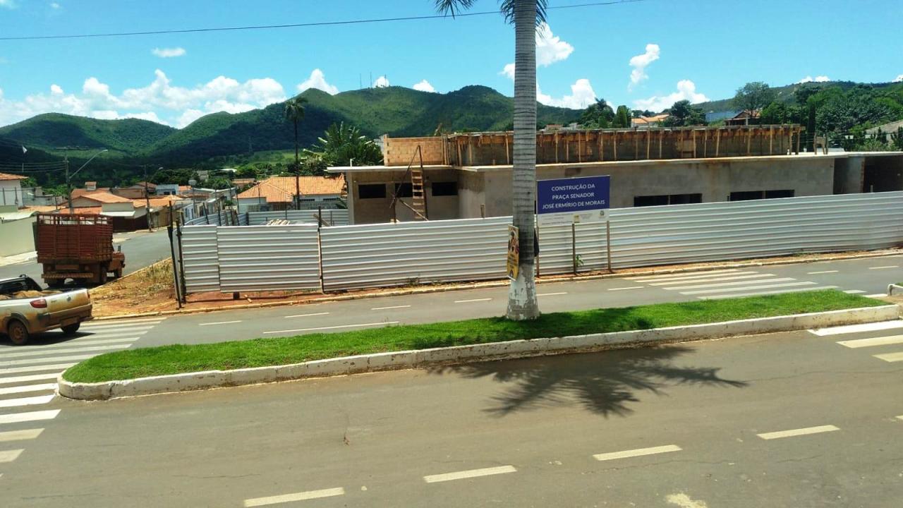 OBRAS NA PRAÇA DO CENTRO CULTURAL DE VAZANTE SÃO NOVAMENTE SUSPENSAS