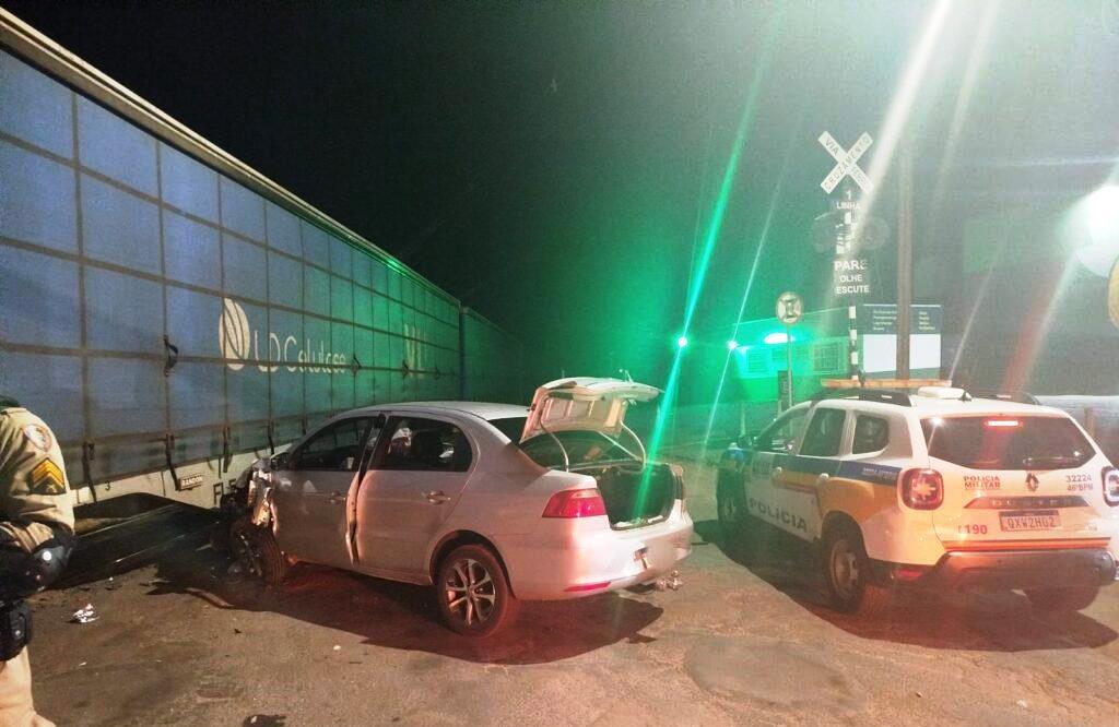 PATROCÍNIO: CARRO COLIDE COM LOCOMOTIVA E OCUPANTES DEIXAM LOCAL DO ACIDENTE