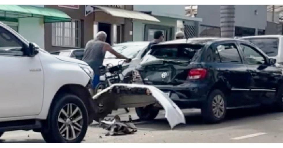 CAMINHONETE PROVOCA ACIDENTE COM ENGAVETAMENTO DE TRÊS CARROS EM VAZANTE