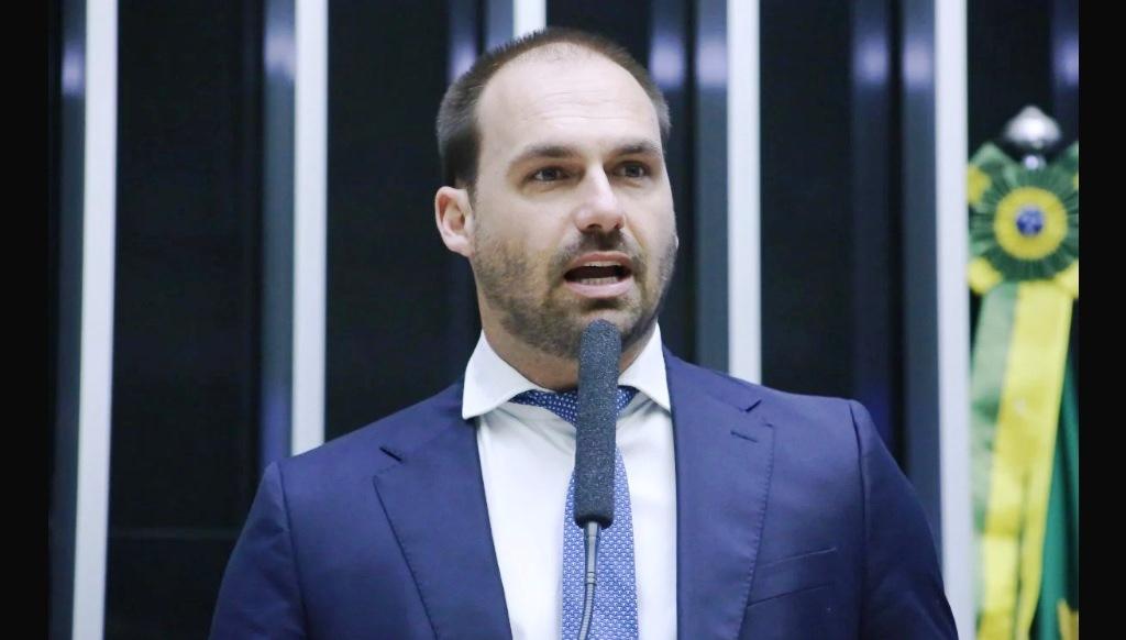 DEPUTADO EDUARDO BOLSONARO FORMALIZA PEDIDO DE LICENÇA DA CÂMARA FEDERAL