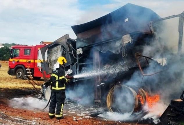 INCÊNDIO DESTRÓI MAQUINÁRIO EM PLANTAÇÃO DE SOJA PRÓXIMO A PATOS DE MINAS