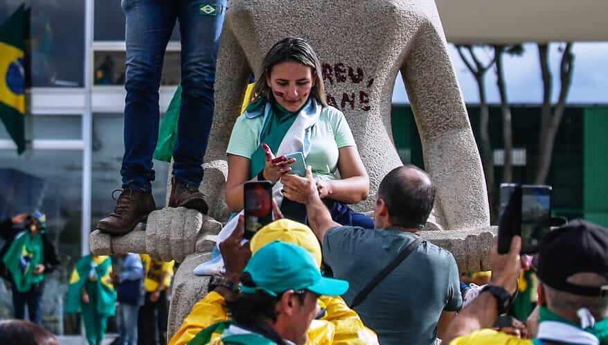 MORAES CONCEDE PRISÃO DOMICILIAR A BOLSONARISTA QUE PICHOU ESTÁTUA DO STF