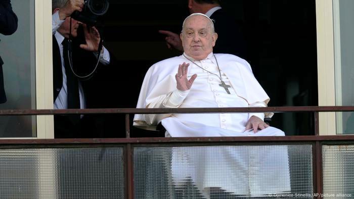 PAPA FRANCISCO RECEBE ALTA MÉDICA E DEIXA O HOSPITAL