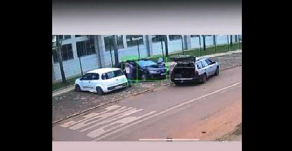 CÂMERA FLAGRA HOMEM DANIFICANDO CARRO COM MARTELADAS EM GUARDA-MOR