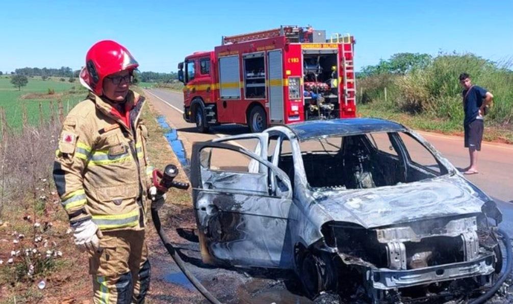 CARRO COM PAI, MÃE E DUAS CRIANÇAS PEGA FOGO NA ESTRADA DA SERRINHA