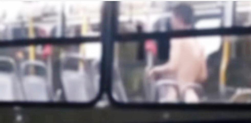 HOMEM NU E FERIDO INVADE ÔNIBUS DO TRANSPORTE COLETIVO EM PATOS DE MINAS