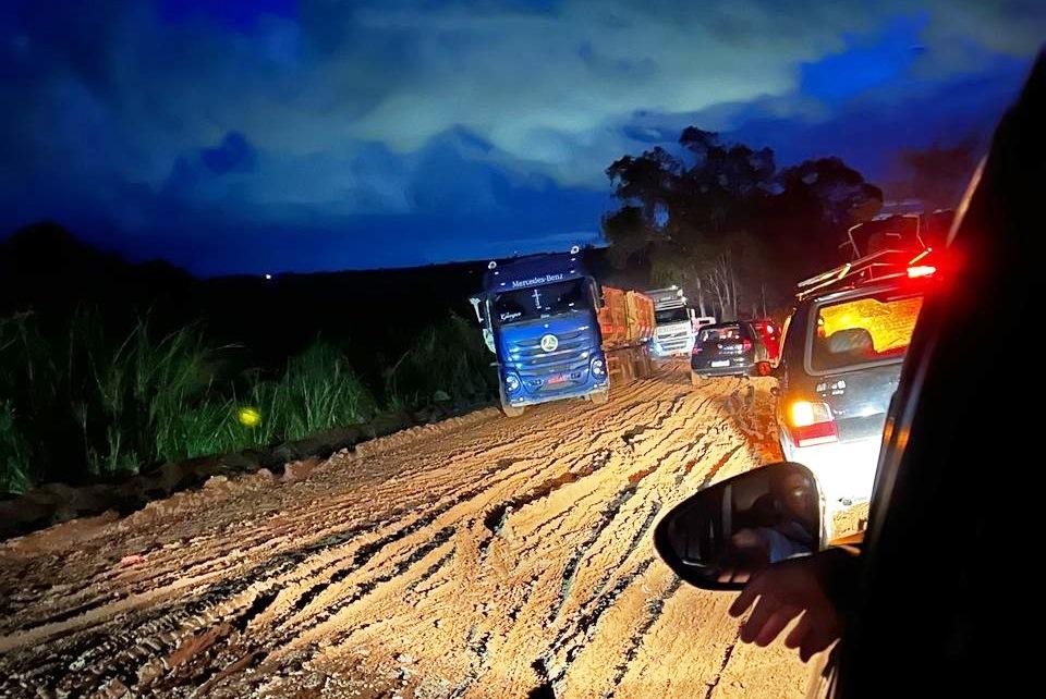 MOTORISTAS ENFRENTAM ATOLEIROS NO TRECHO EM OBRAS DA MGC-354 ENTRE PRESIDENTE OLEGÁRIO E PATOS DE MINAS