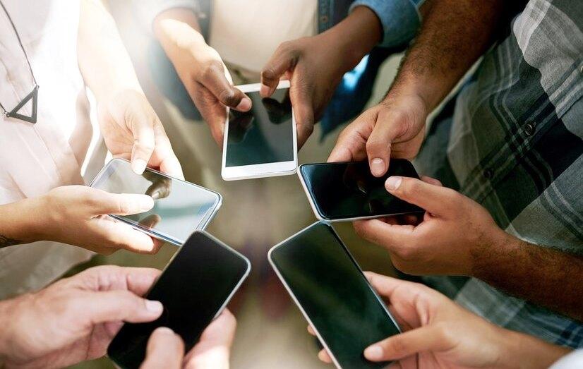 NOVE EM CADA DEZ BRASILEIROS TÊM ACESSO A TELEFONE CELULAR