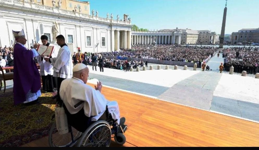 PAPA FRANCISCO FAZ PRIMEIRA APARIÇÃO PÚBLICA APÓS RECEBER ALTA HOSPITALAR