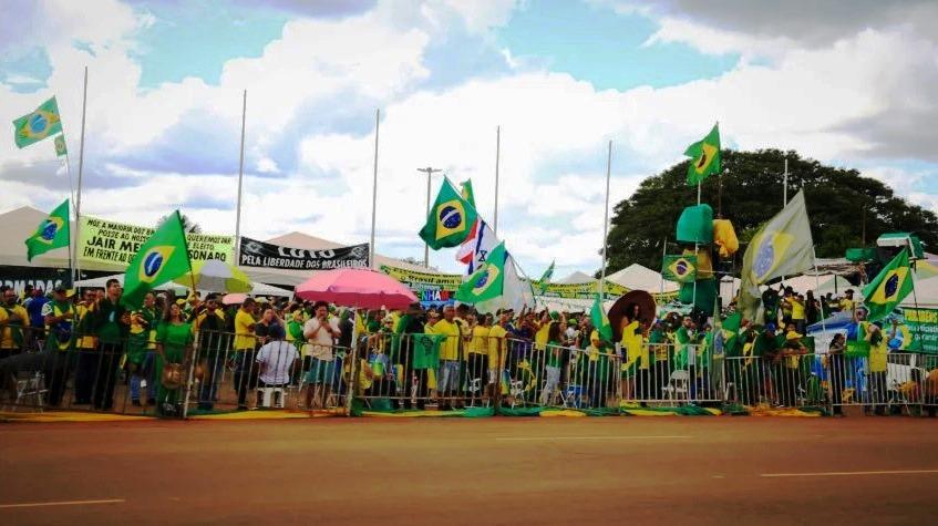 PIPOQUEIRO E SORVETEIRO NÃO ESTAVAM TRABALHANDO QUANDO FORAM PRESOS EM FRENTE AO QG DO EXÉRCITO
