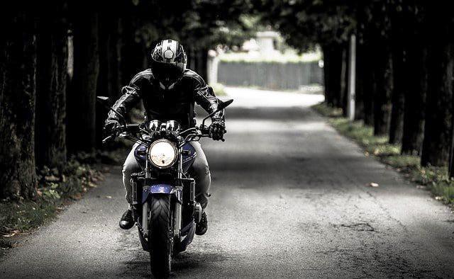 POLÍCIA DE VAZANTE PROCURA MOTOCICLISTA QUE PRATICOU ROUBOS A PEDESTRES NA CIDADE